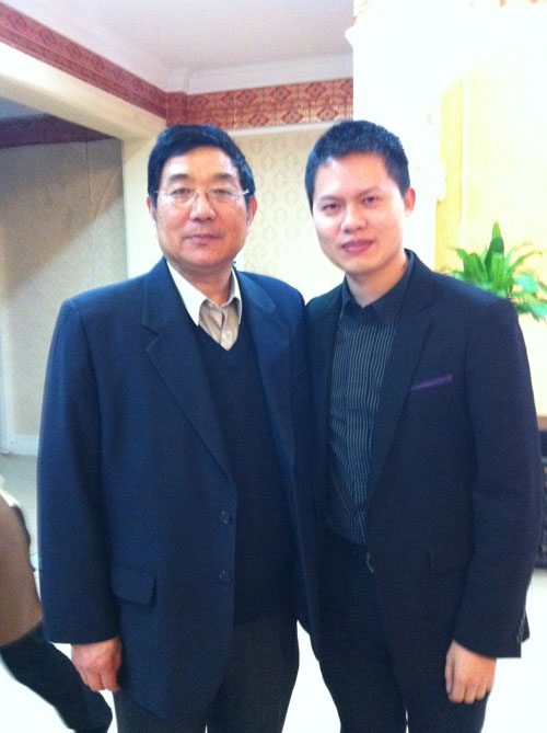 2011年于湖南长沙参加“法律大篷车”—与著名律师陈光武合影.jpg